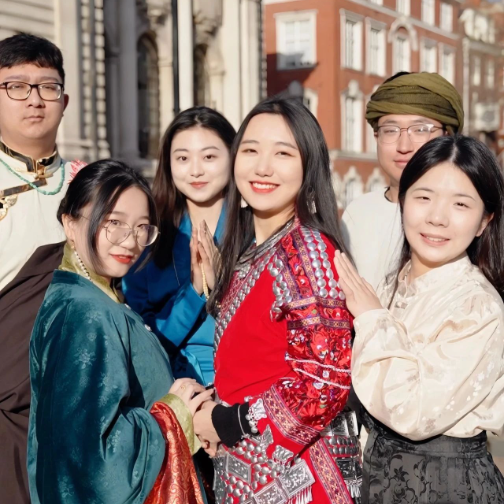 中国少数民族美学出海，在伦敦怎么把它变成时尚生意？