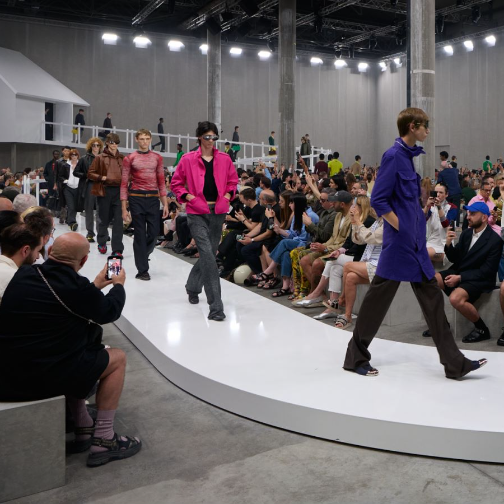 Prada举办2025春夏男装时装秀