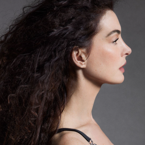 ANNE HATHAWAY与CILLIAN MURPHY全新演绎VERSACE ICONS系列