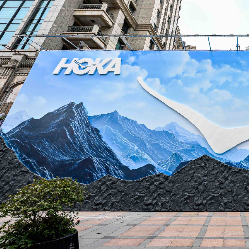 HOKA巨幅山脉围挡落地上海