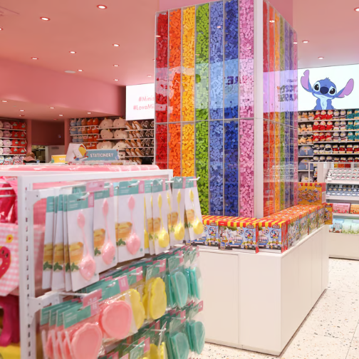 名创优品在伦敦Stansted开设首家英国机场门店