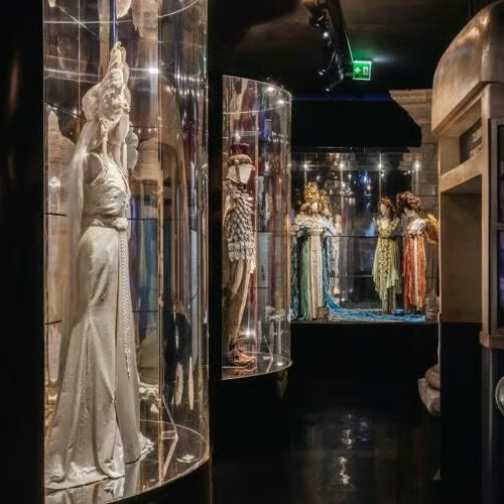 Saint Laurent在Cinecittà展出电影《Parthenope》的服装