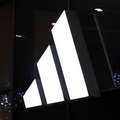 阿迪达斯在汉密尔顿离开后取代彪马成为梅赛德斯 F1 车队合作伙伴