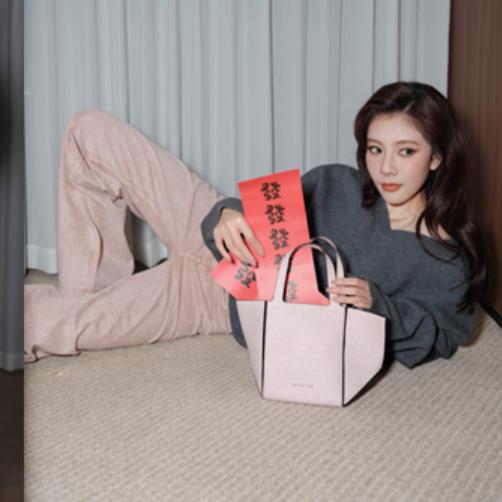 演员宋妍霏、任敏演绎MICHAEL KORS 2025新年系列