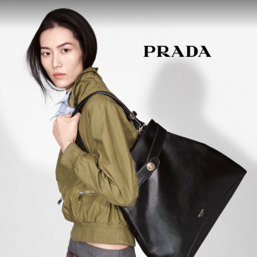 刘雯化身PRADA 2025 春夏女装广告大片主角