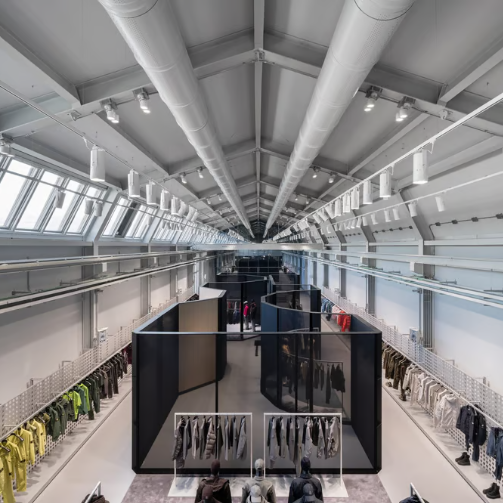 Stone Island 在米兰打造新展厅，将在巴黎开设旗舰店