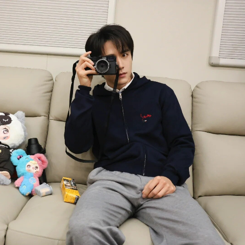 演员张新成、黄子琪、关畅演绎 BALLY 2025 蛇年限定系列