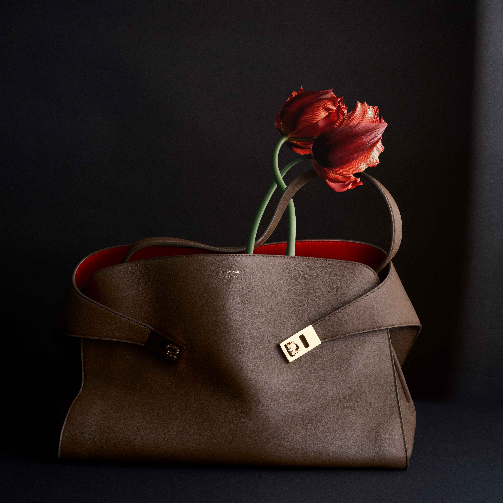 Ferragamo浓情呈献经典Hug手袋系列大片