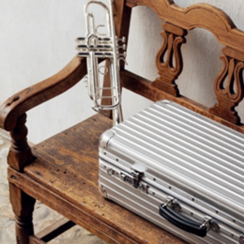 RIMOWA再度携手 GEWA 推出银色小号箱