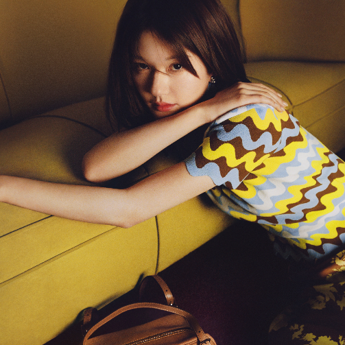 赵露思演绎 VERSACE 2025 春夏系列广告大片