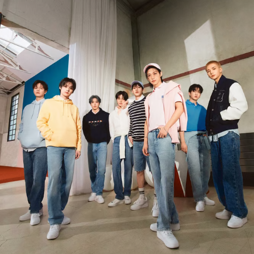 Tommy Hilfiger 与 K-pop 明星 Stray Kids 合作发布 SS25 广告大片