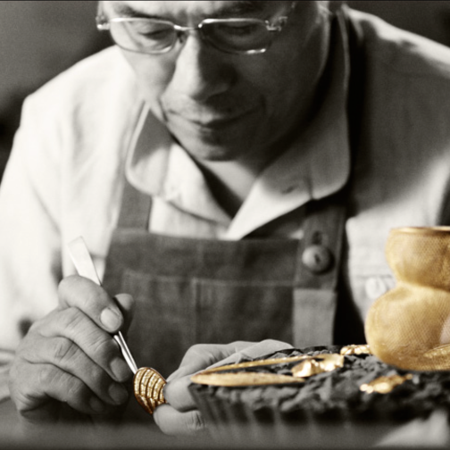 金价涨，会讲故事的“老铺黄金”更爆涨