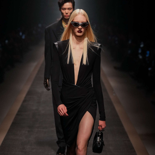 Prada以12.5亿欧元收购Versace