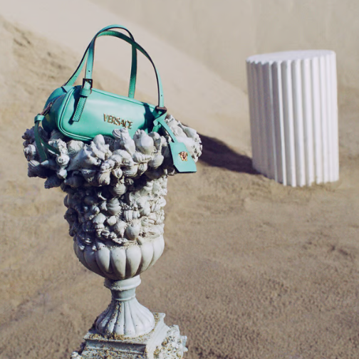 VERSACE倾情呈献全新2025 LA VACANZA夏日度假系列