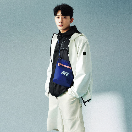 MONCLER 携手张晚意演绎最新时尚大片