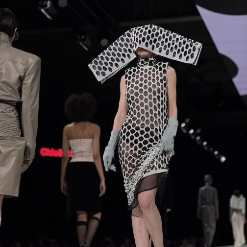 安特卫普皇家艺术学院举办盛大时装秀致敬年轻创意力量