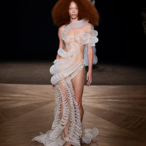 Spiber携手Iris van Herpen亮相2025秋冬巴黎高定周