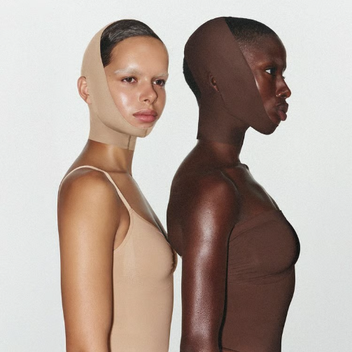 Skims推出其首款面部塑形衣