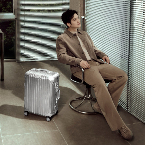 RIMOWA携手品牌挚友樊振东发布全新广告大片