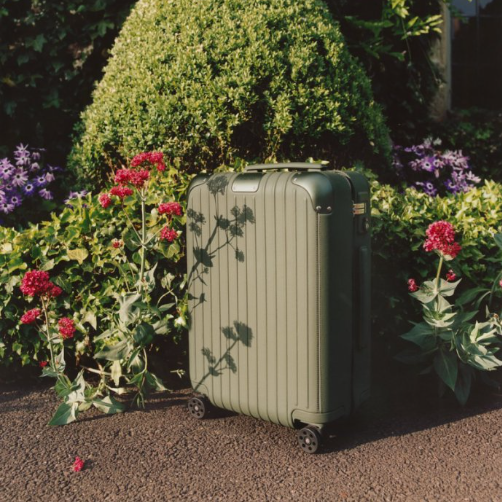 RIMOWA甄选节日灵感单品，见证每一个靠近的瞬间