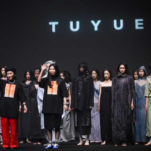 TUYUE涂月：从光中显化的语言终止与频率容器