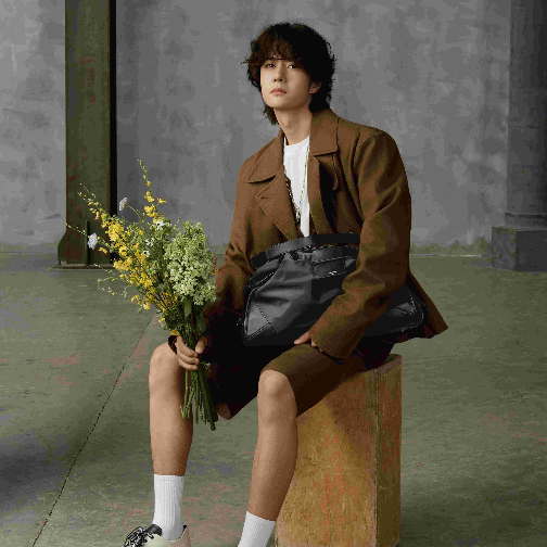 全球品牌代言人王一博演绎全新BAR HOLDALL系列手袋