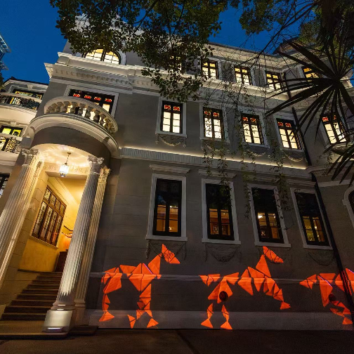 从“赤马”看Prada中国战略：打造奢侈品“文化新基建”