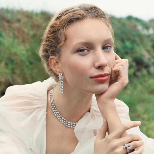 Van Cleef & Arpels梵克雅宝以Boucle单颗宝石戒指，诗意咏诵浪漫爱情