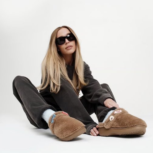 Crocs 2025年营收微跌1.5%，主品牌国际市场增势稳健