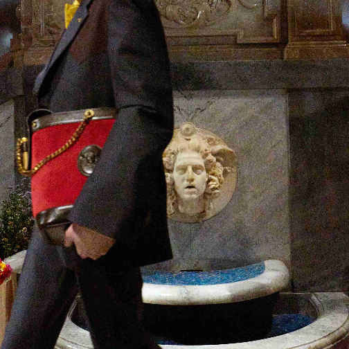 VERSACE发布全新PIVOT手袋