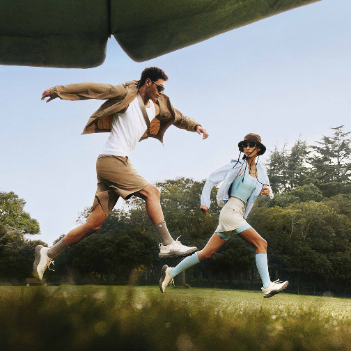 穿上lululemon轻盈防晒夹克系列， 自在奔赴夏日