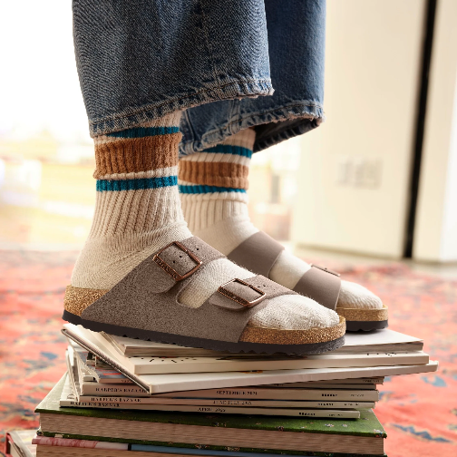 Birkenstock上调业绩预期，高端凉鞋与木屐鞋需求稳健